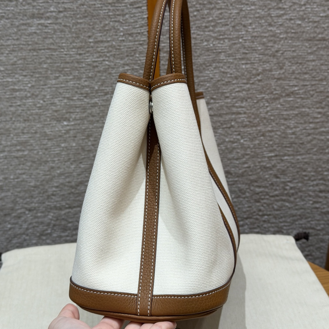 高仿Hermes*Garden Party30系列H0695738L37冰川白拼金棕色帆布牛皮銀扣純手工