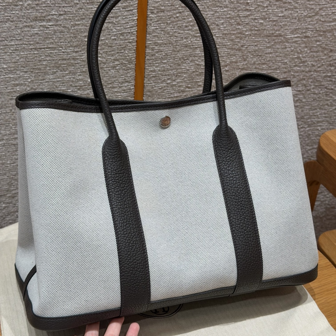 高仿Hermes*Garden Party30系列H05155946淺米色拼烏木色帆布牛皮銀扣純手工
