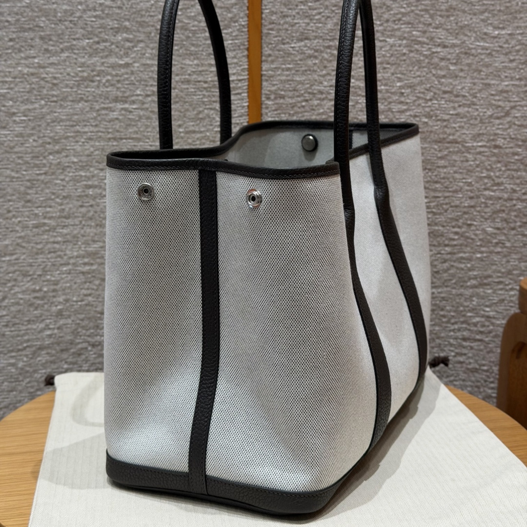 高仿Hermes*Garden Party30系列H05155946淺米色拼烏木色帆布牛皮銀扣純手工