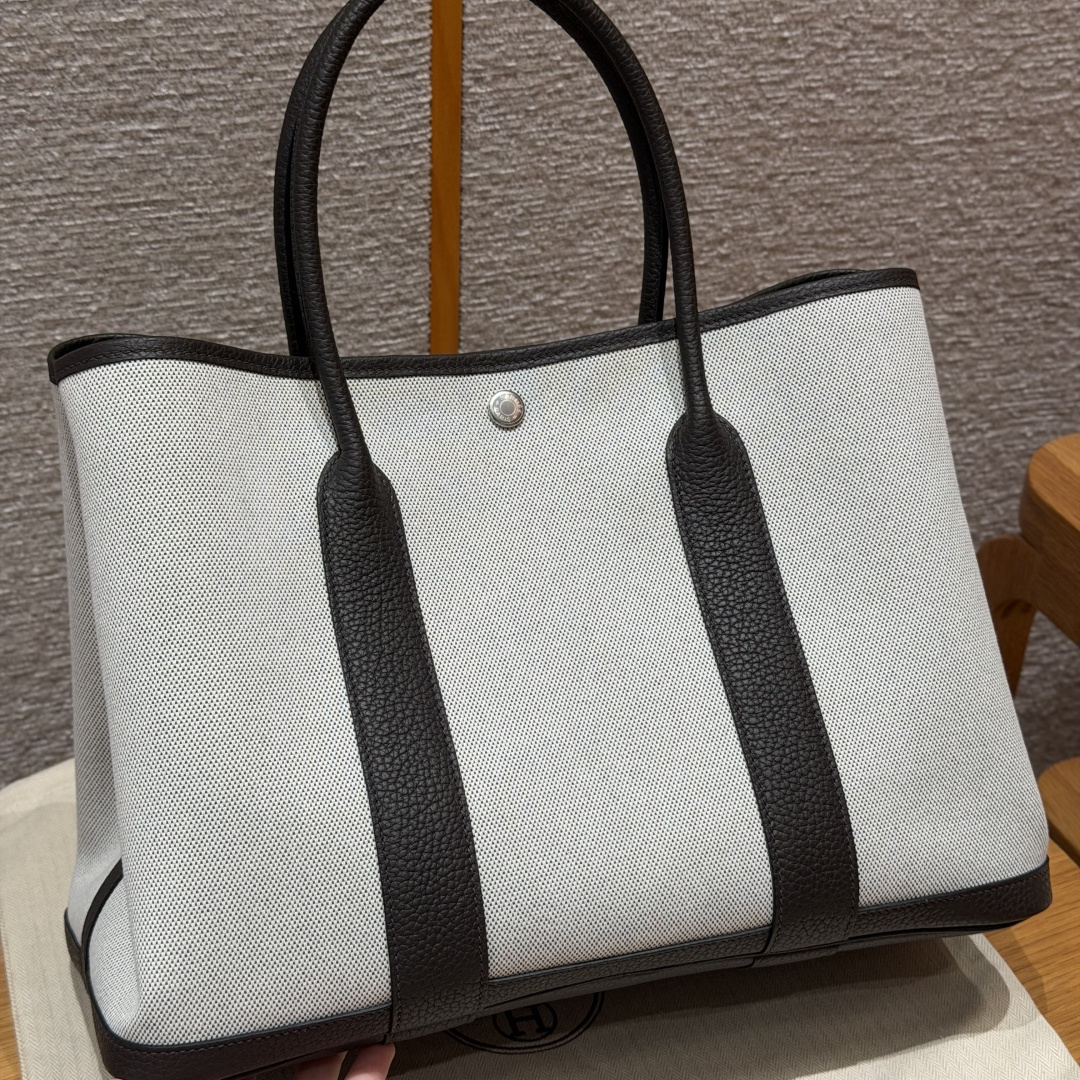 高仿Hermes*Garden Party30系列H05155946淺米色拼烏木色帆布牛皮銀扣純手工