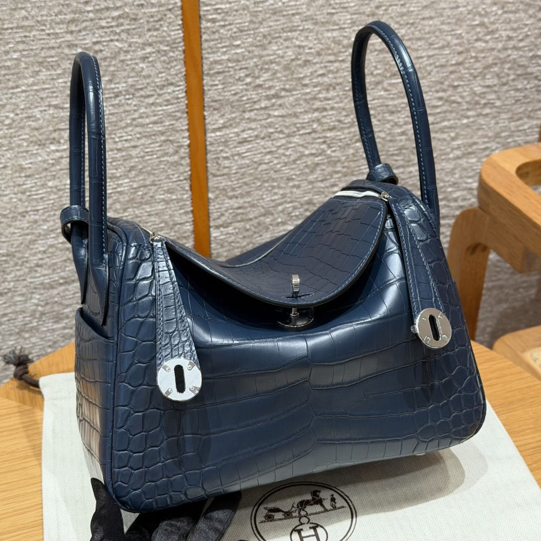 高仿Hermes*Lindy26系列H073428CM2Z71午夜藍拼法國藍鱷魚皮銀扣純手工