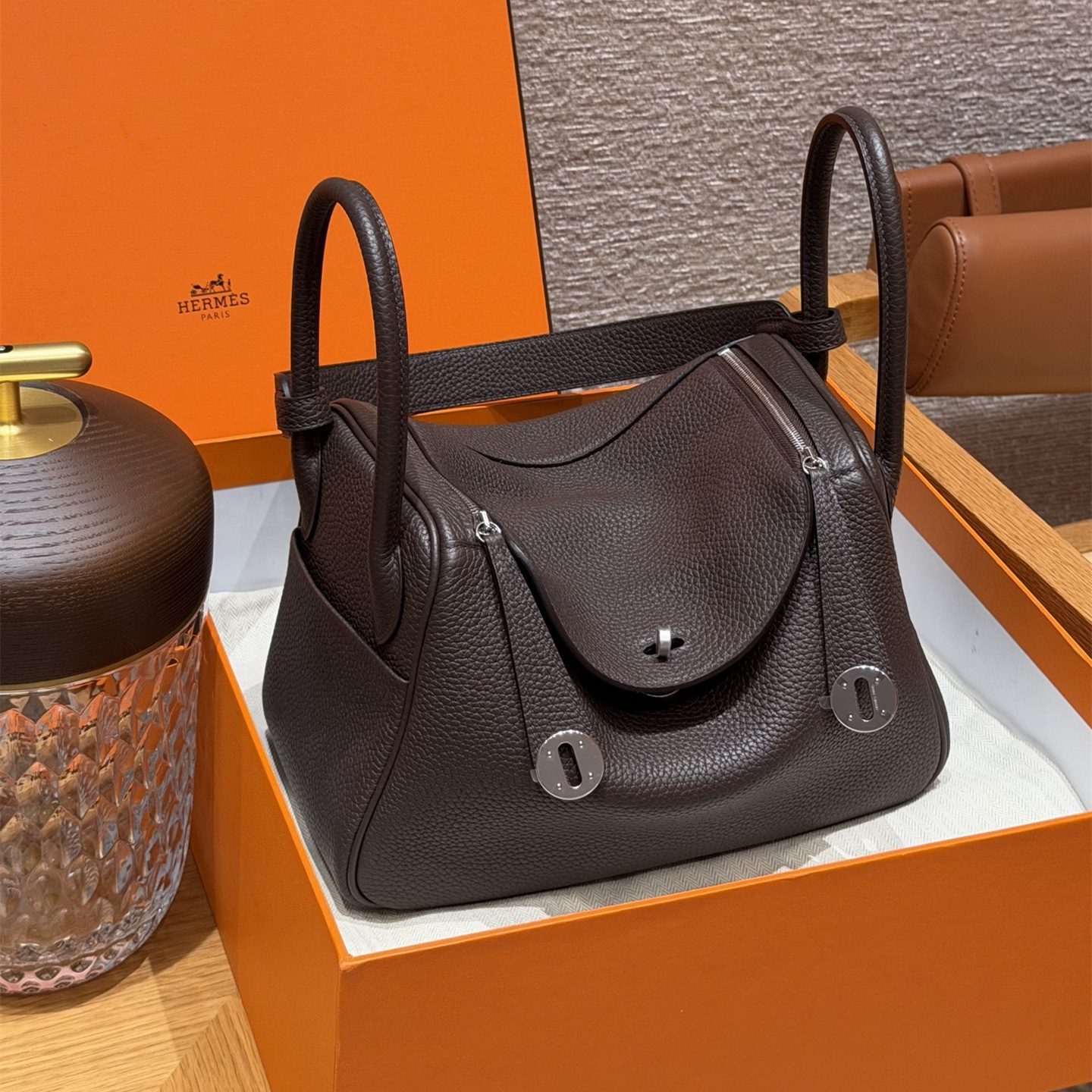 高仿Hermes*Lindy26系列H073428TC47巧克力色牛皮銀扣純手工