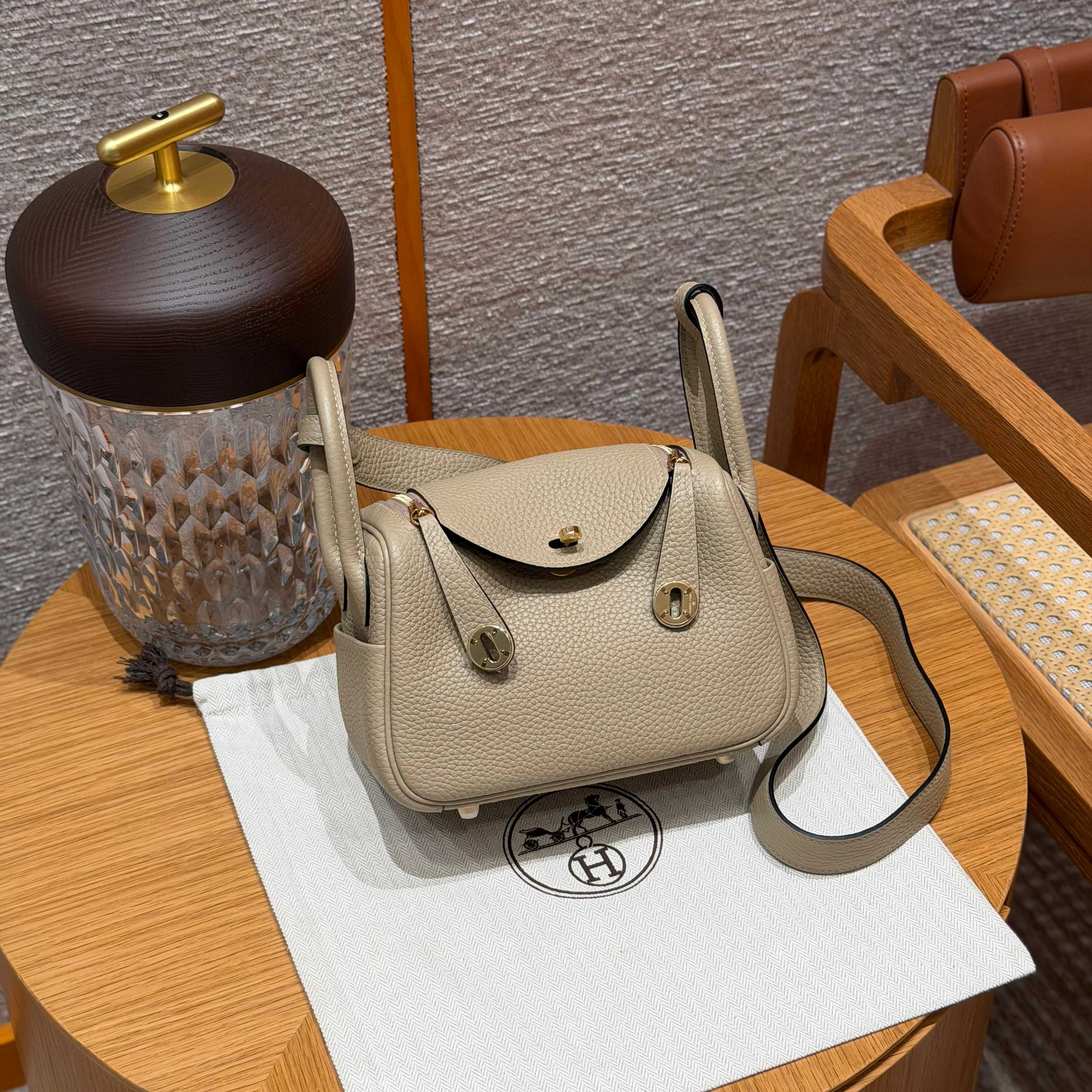 高仿Hermes*Lindy19系列H079086TC8Q馬爾法米牛皮金扣純手工
