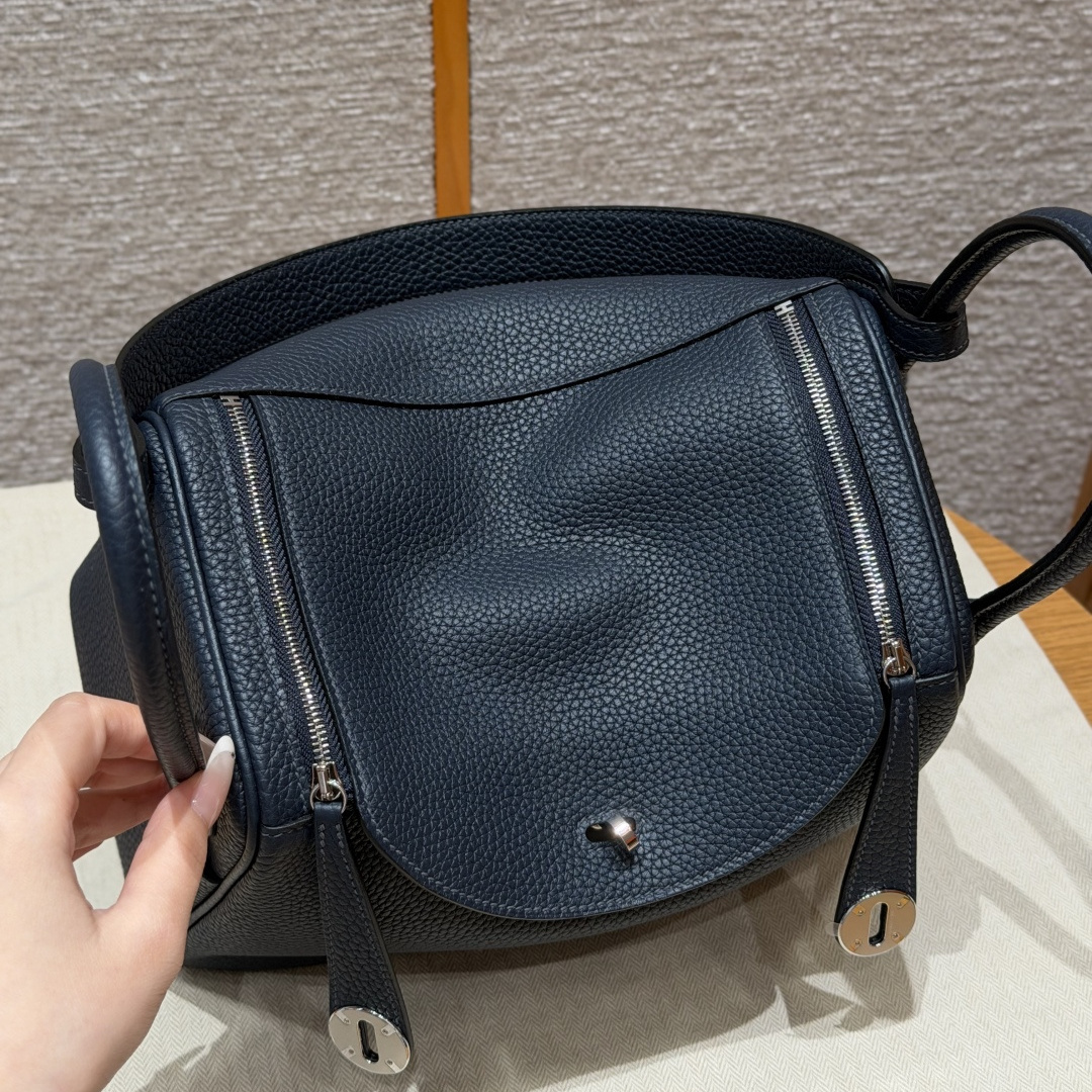 高仿Hermes*Lindy26系列H073428TC2Z午夜藍牛皮銀扣純手工