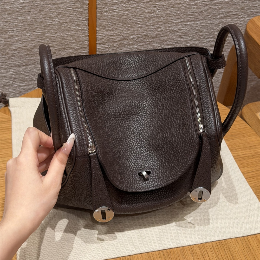 高仿Hermes*Lindy26系列H073428TC47巧克力色牛皮銀扣純手工