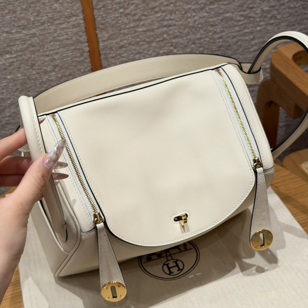 高仿Hermes*Lindy26系列H073428TCI2D0奶油白拼威馬犬米色牛皮金扣純手工