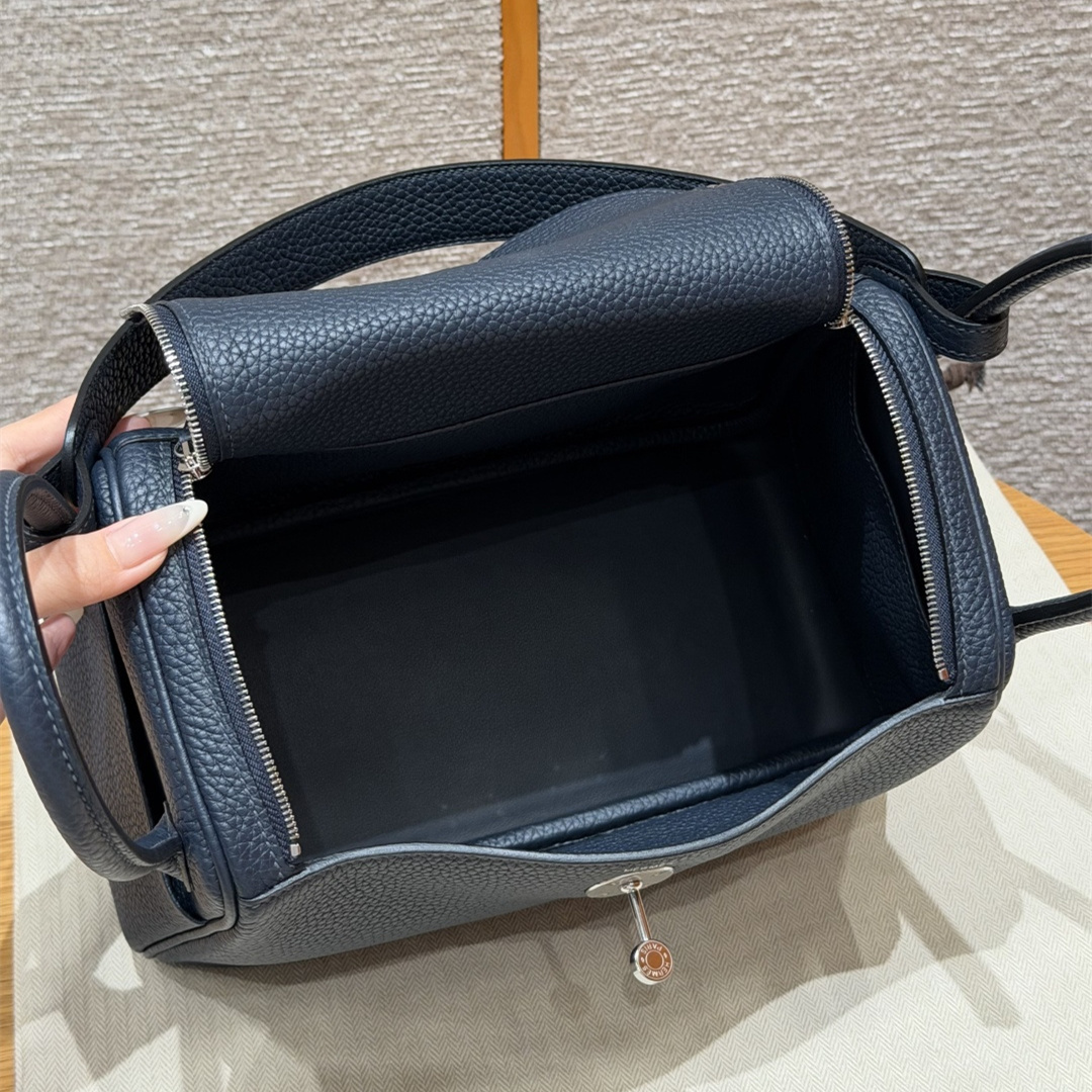 高仿Hermes*Lindy26系列H073428TC2Z午夜藍牛皮銀扣純手工
