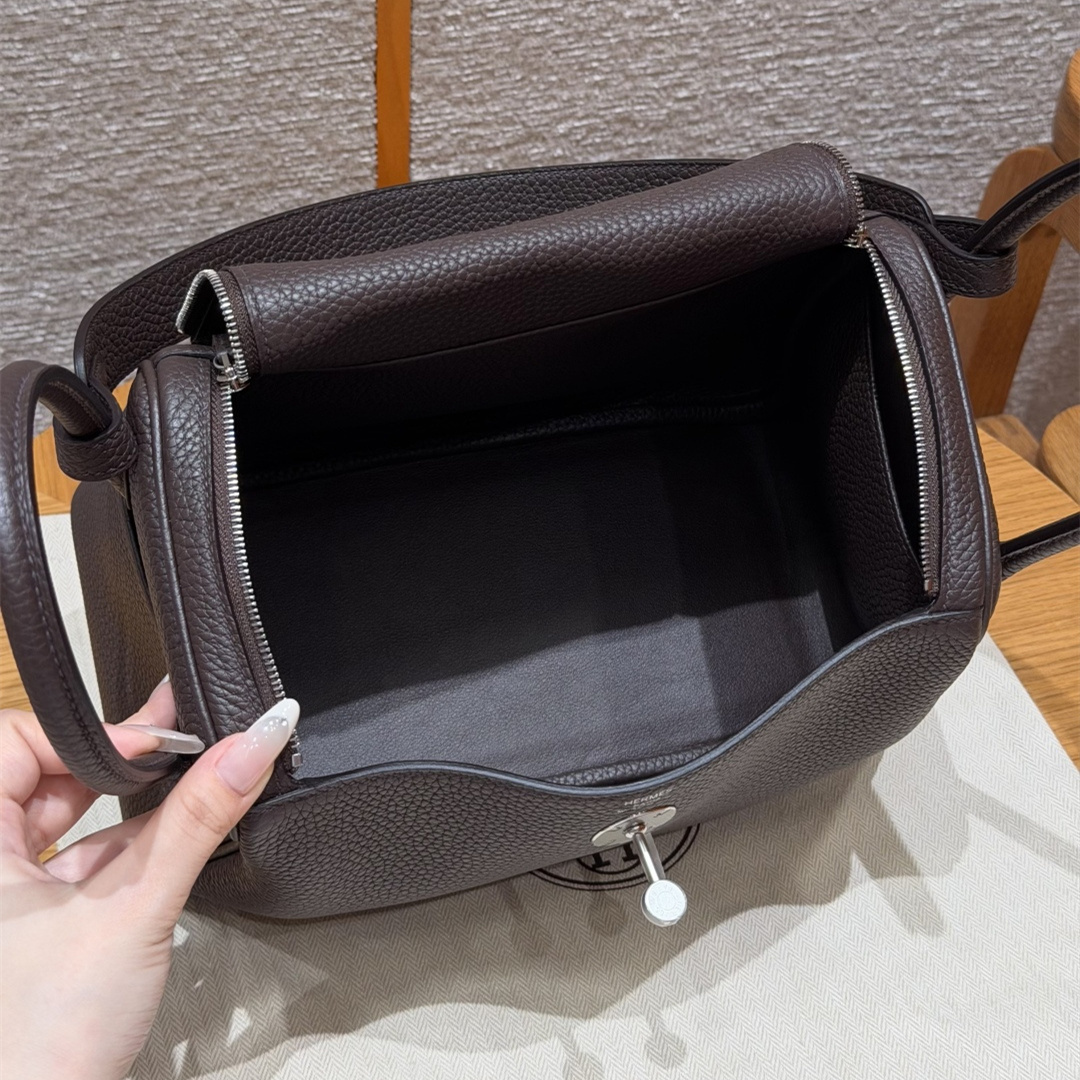 高仿Hermes*Lindy26系列H073428TC47巧克力色牛皮銀扣純手工