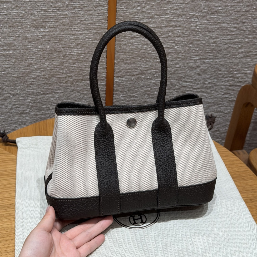 高仿Hermes*Garden Party23系列H08641846淺米色拼烏木色帆布牛皮銀扣純手工