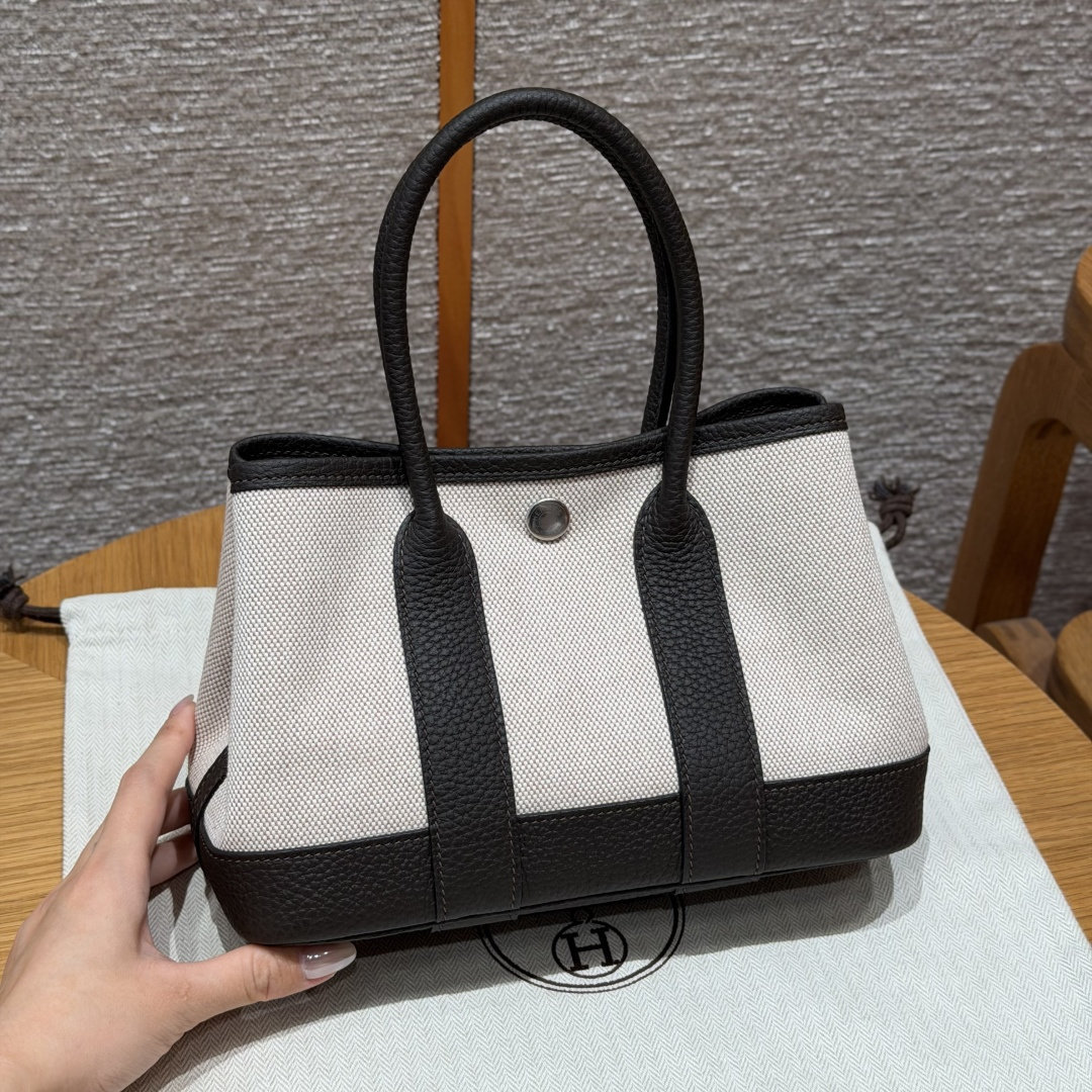 高仿Hermes*Garden Party23系列H08641846淺米色拼烏木色帆布牛皮銀扣純手工