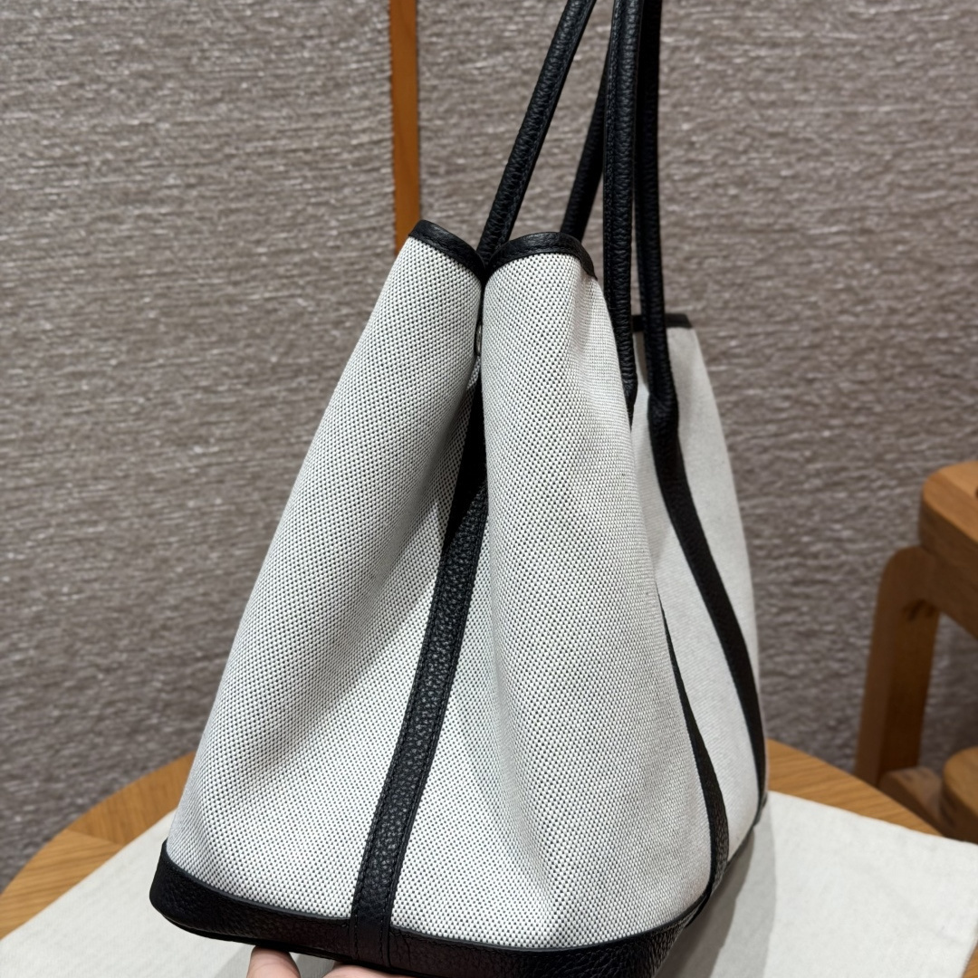 高仿Hermes*Garden Party36系列H05155989淺米色拼黑色帆布牛皮銀扣純手工