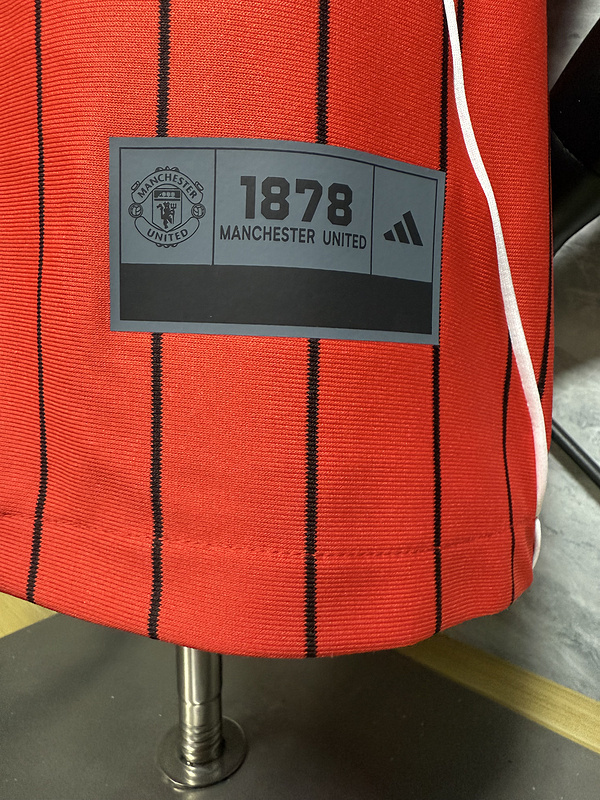 25-26 Manchester United Red Baseball Soccer Jersey