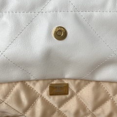 CHANEL 22 Small handbag
