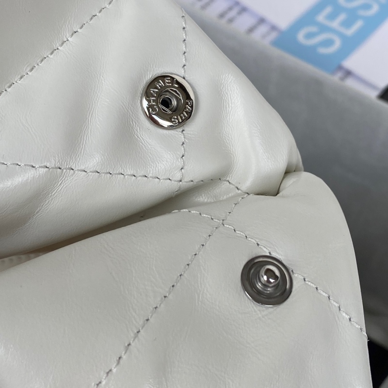 CHANEL 22 Small handbag
