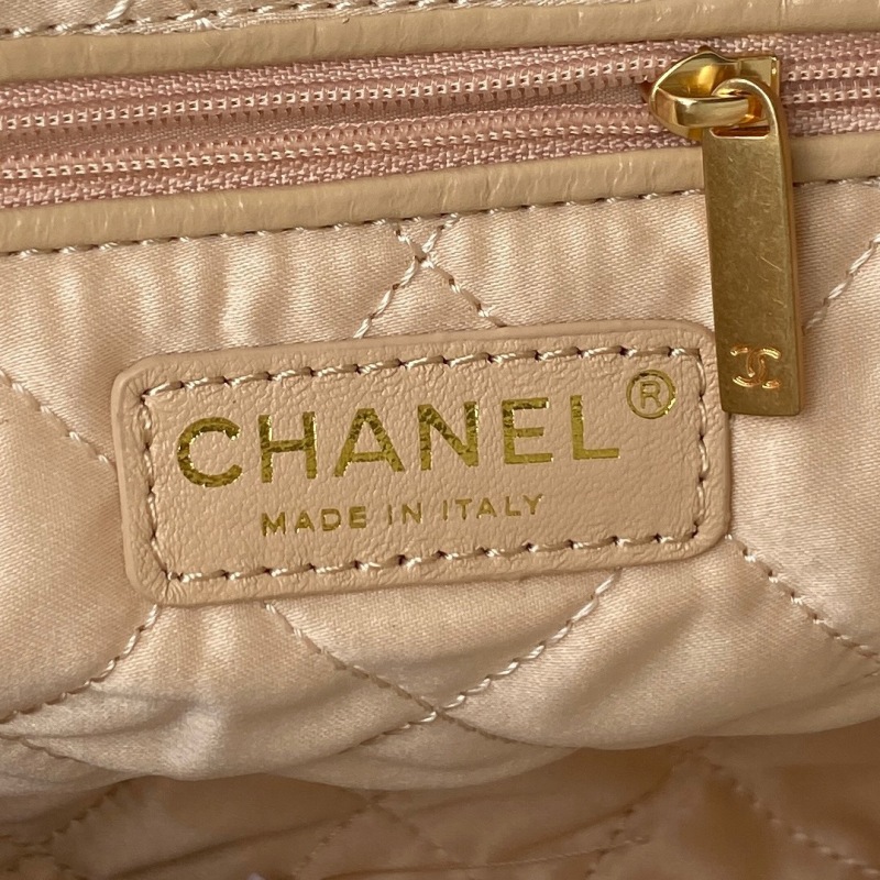 CHANEL 22 Small handbag