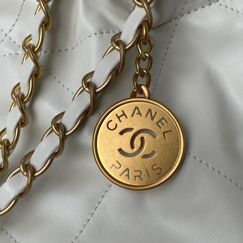 CHANEL 22 Small handbag