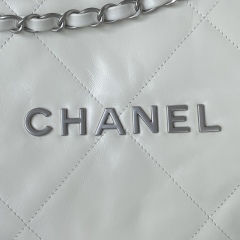CHANEL 22 Small handbag