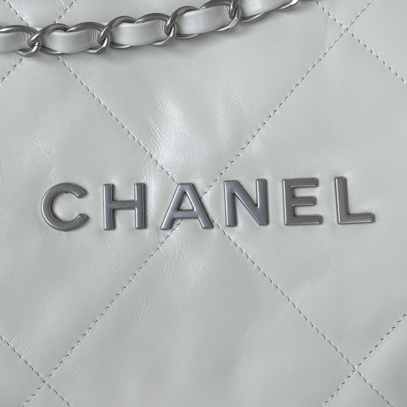 CHANEL 22 Small handbag