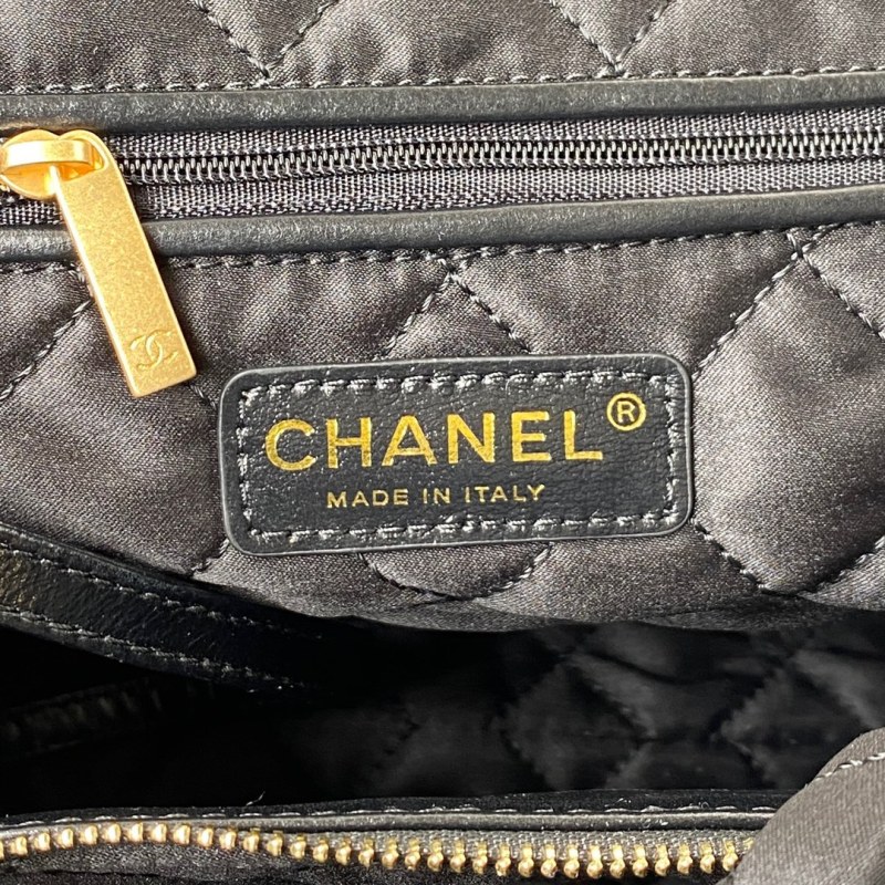 CHANEL 22 handbag