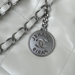 CHANEL 22 Small handbag