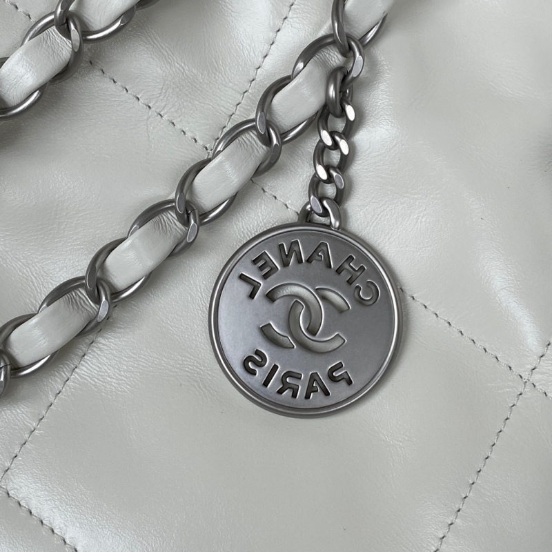 CHANEL 22 Small handbag