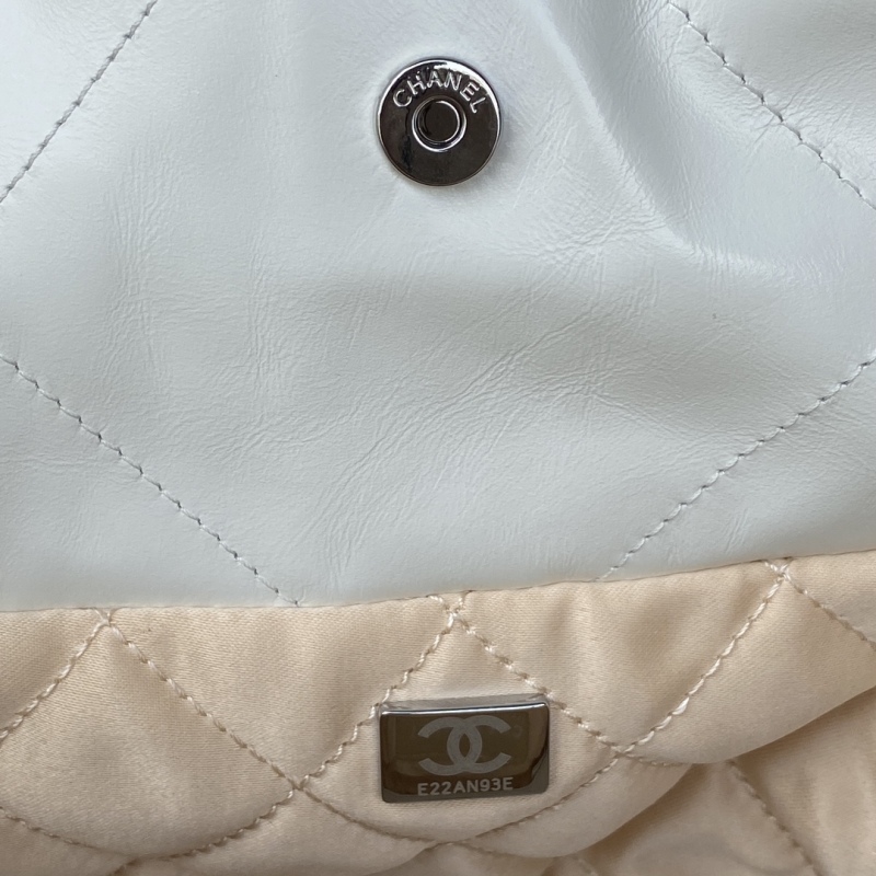 CHANEL 22 Small handbag