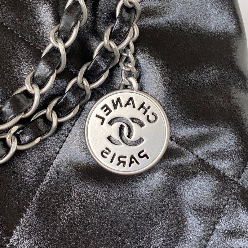CHANEL 22 Small handbag