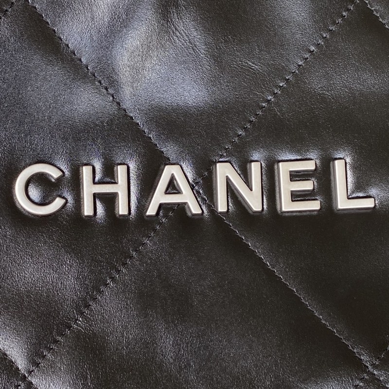 CHANEL 22 Small handbag