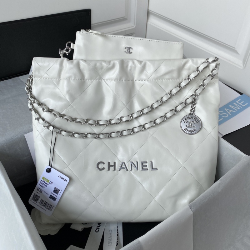 CHANEL 22 Small handbag
