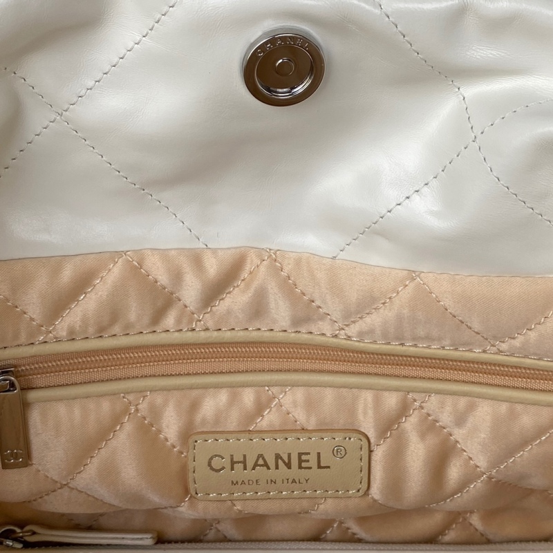 CHANEL 22 Small handbag
