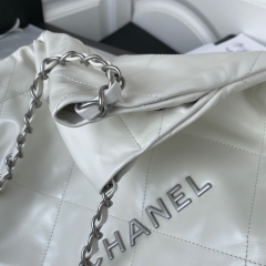 CHANEL 22 Small handbag