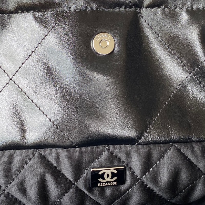 CHANEL 22 Small handbag