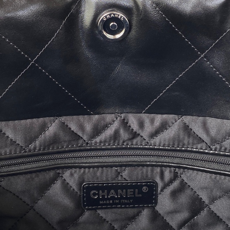 CHANEL 22 Small handbag