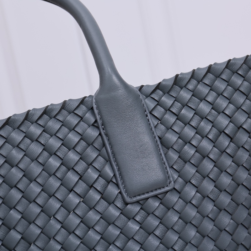 BOTTEGA VENETA Cabat Medium Tote Handbag