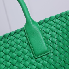 BOTTEGA VENETA Cabat Medium Tote Handbag