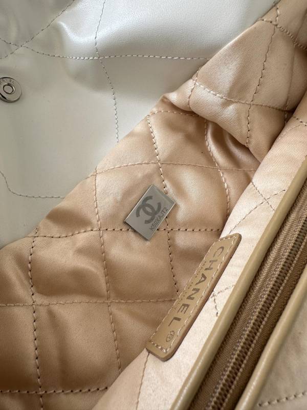 CHANEL 22 Handbag