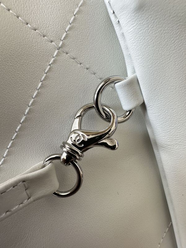 CHANEL 22 Handbag