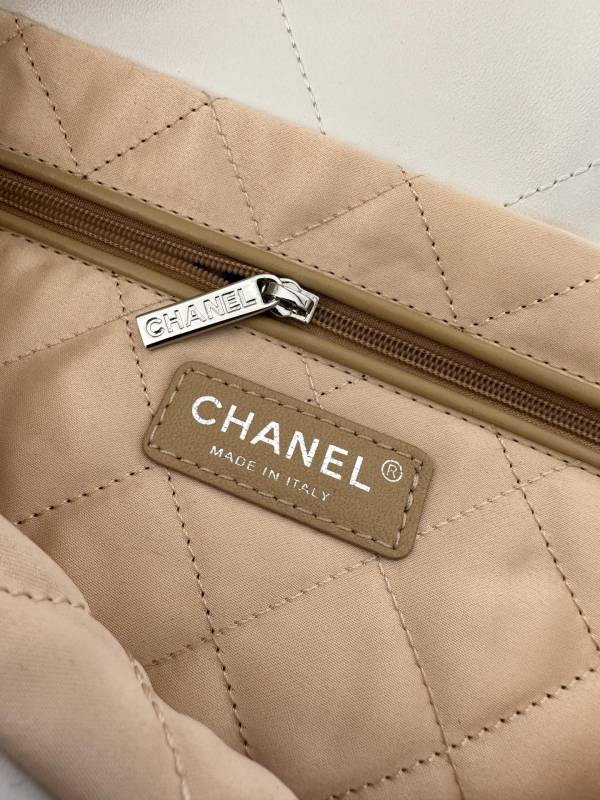 CHANEL 22 Handbag