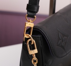 LV WALLET ON CHAIN IVY Handbag