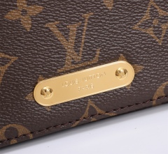 LV WALLET ON CHAIN LILY Handbag