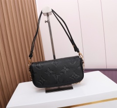 LV WALLET ON CHAIN IVY Handbag