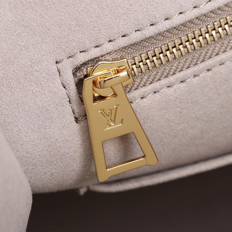 LV ONTHEGO Medium Handbag