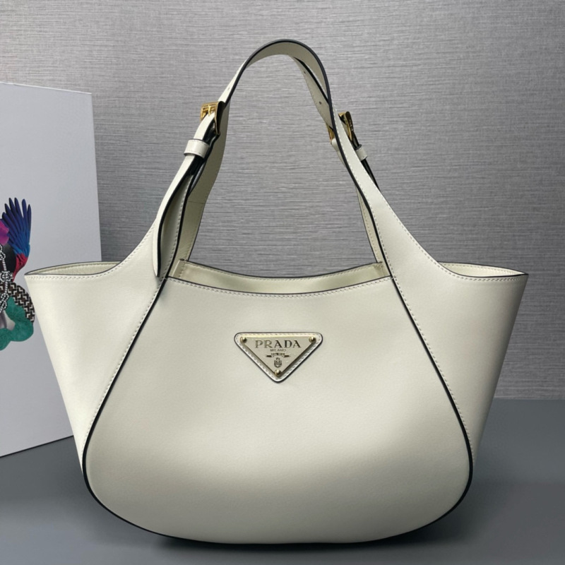 Medium leather tote bag