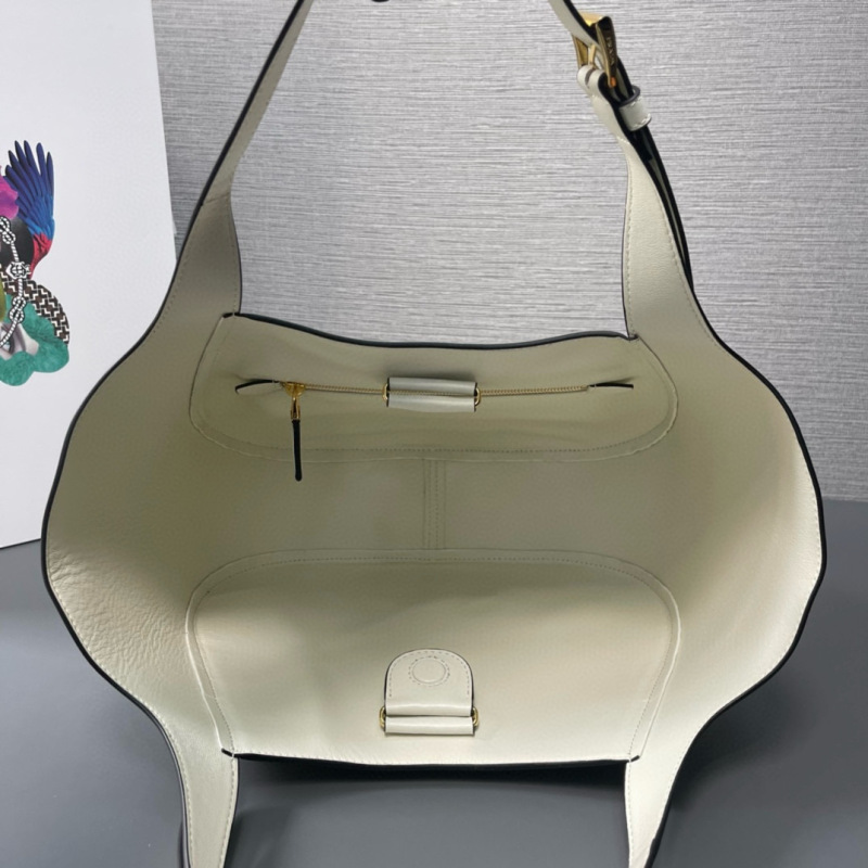 Medium leather tote bag