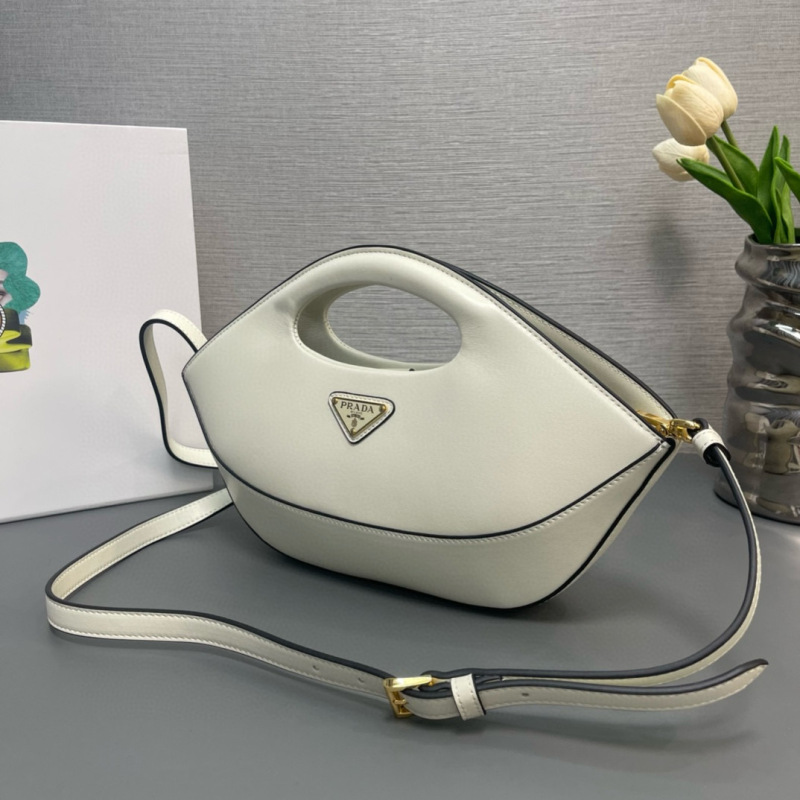 Medium leather handbag