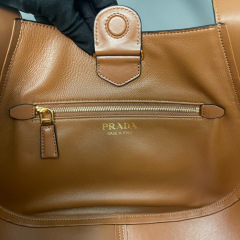 Medium leather tote bag