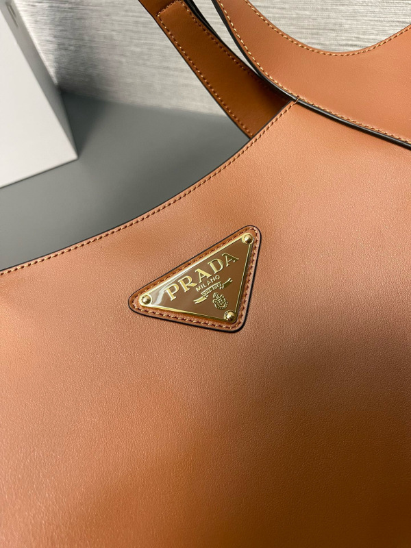 Medium leather tote bag