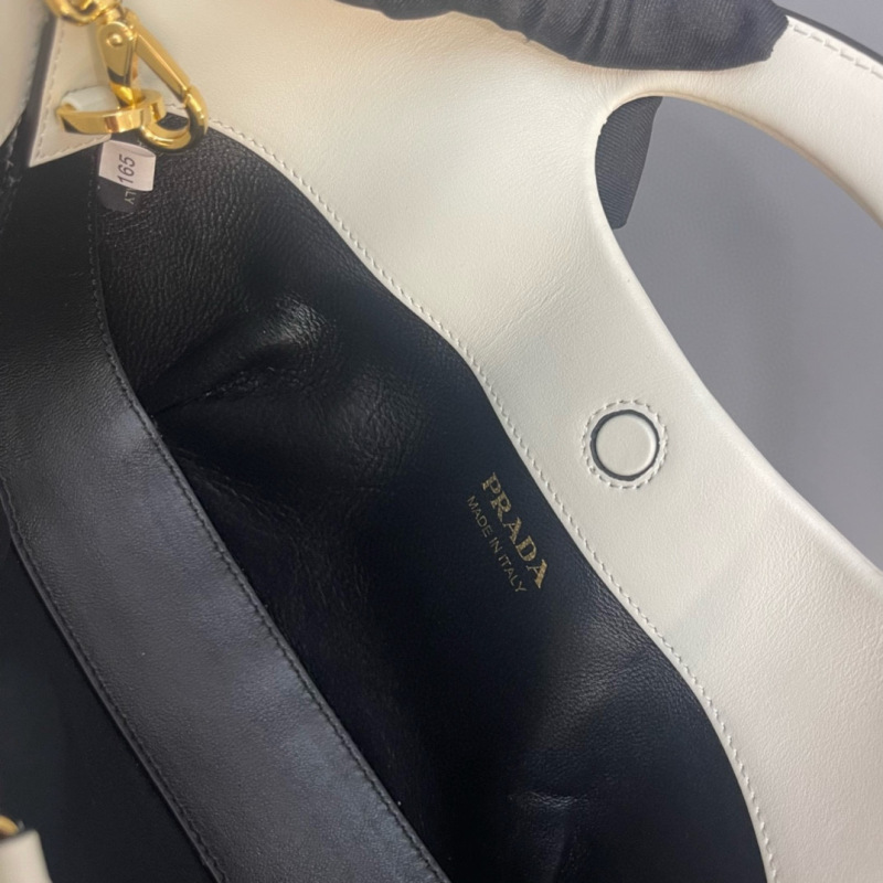 Medium leather handbag