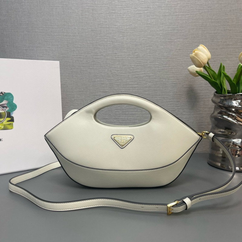 Medium leather handbag