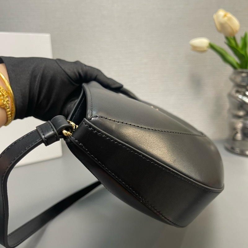 Medium leather handbag